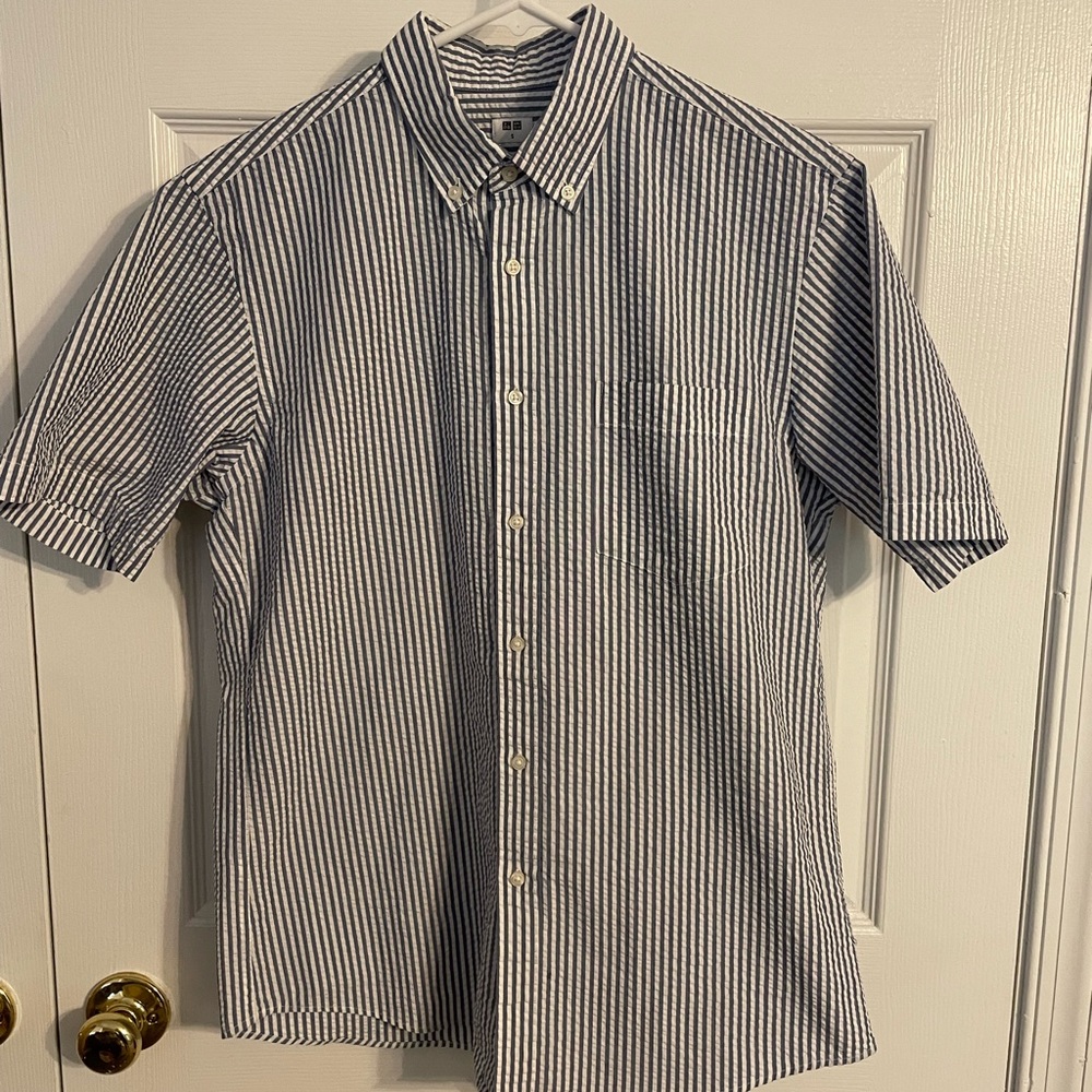 Uniqlo Short Sleeve Button Down Shirt Small, Blue and White Seersucker stripes